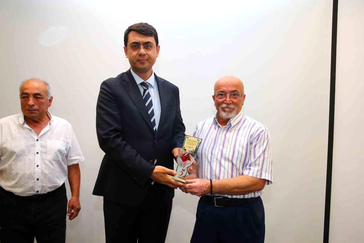 Uşak\'ta Kan Bağışçılarına Plaket