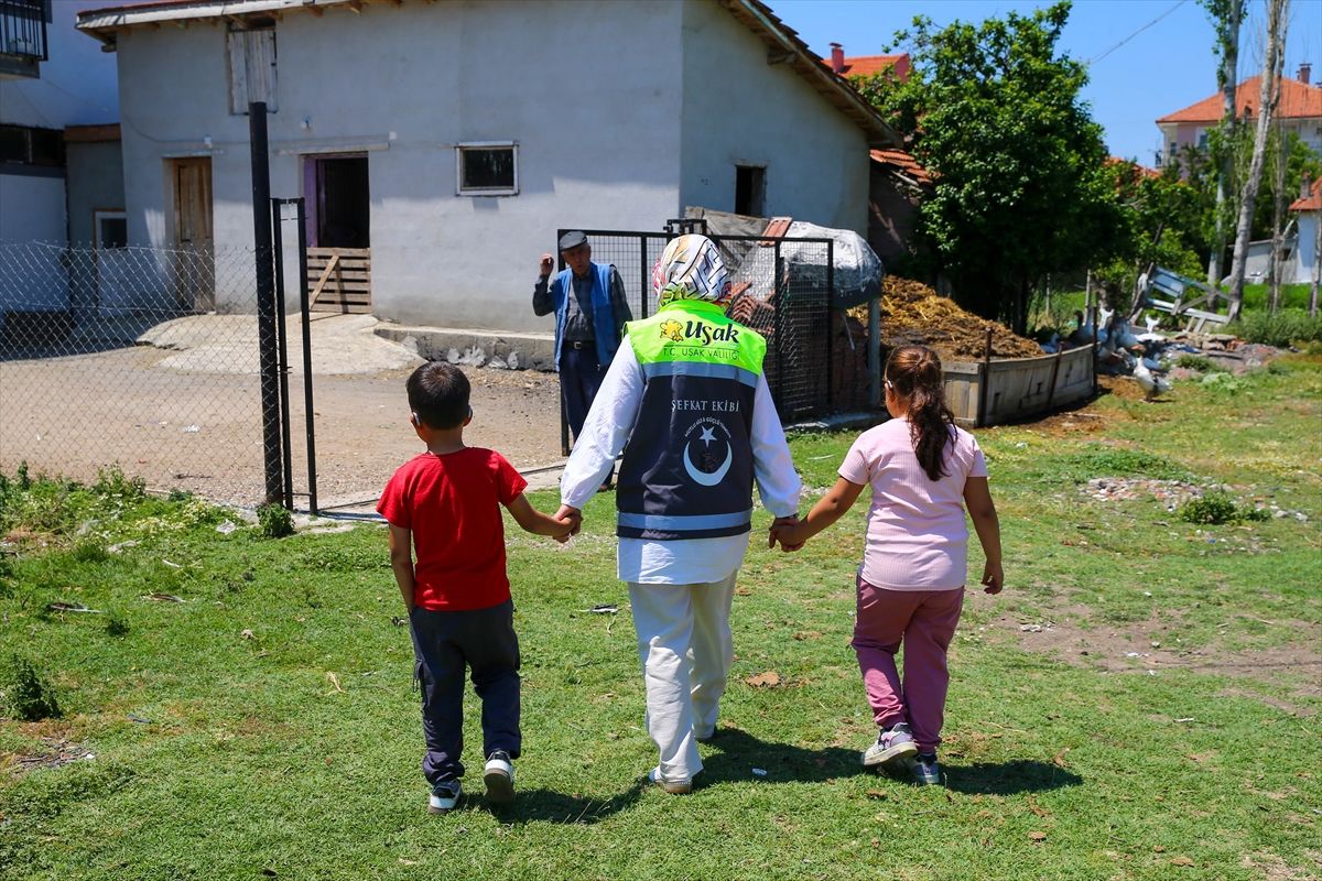 Uşak\'ta şefkat ekipleri dezavantajlı vatandaşlara ulaşıyor