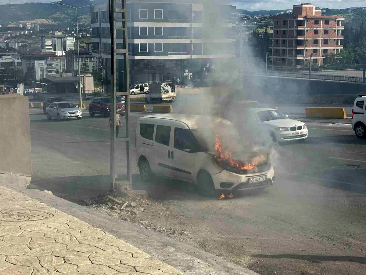 Vatandaşlar kovalarla su taşıdı, araç yanmaktan kurtuldu