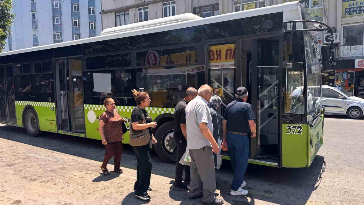 Adana\'da bunaltan sıcaklarda dolmuş çilesi: "Klimayı aç diyoruz, kapıları açıyorlar"