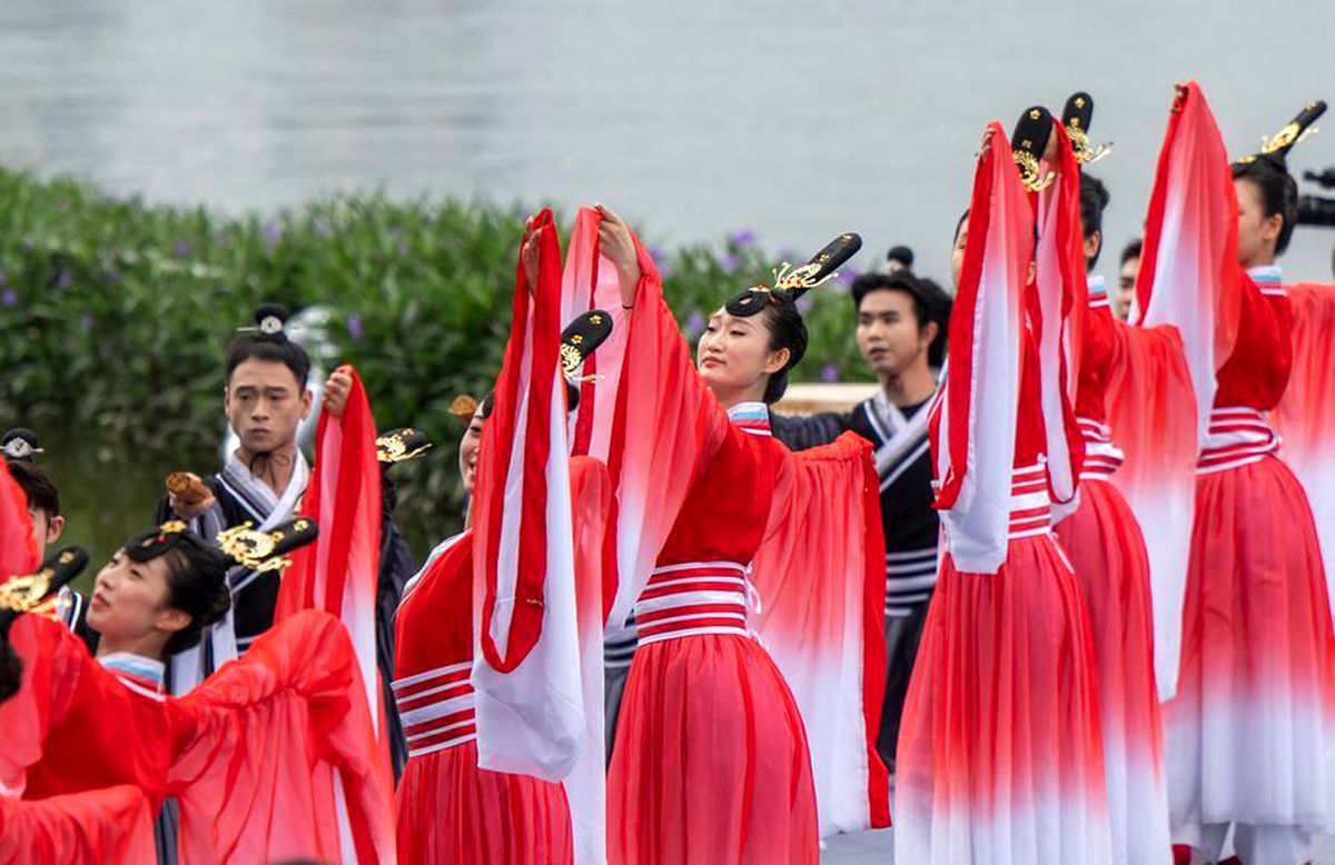 Ejderha Teknesi Festivali Yichang\'da Başladı