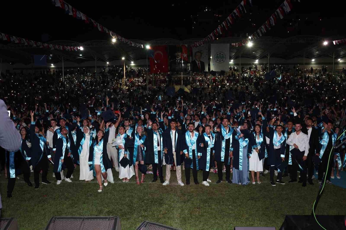ALKÜ\'den 2 bin 705 mezun coşkuyla uğurlandı