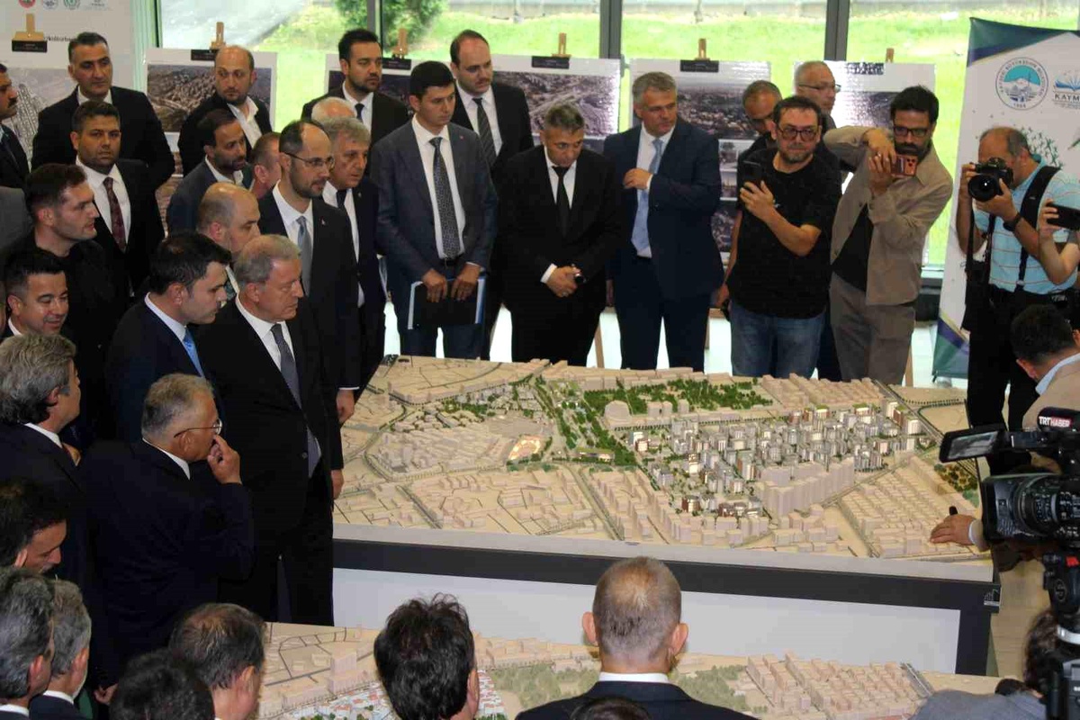 Bakan Kurum ve Yumaklı\'dan Kayseri temasları