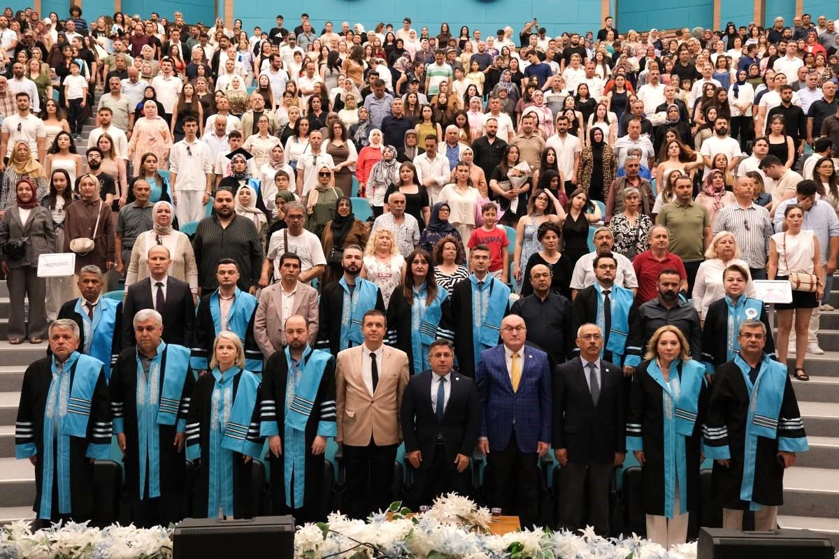 Balıkesir MYO\'da mezuniyet coşkusu