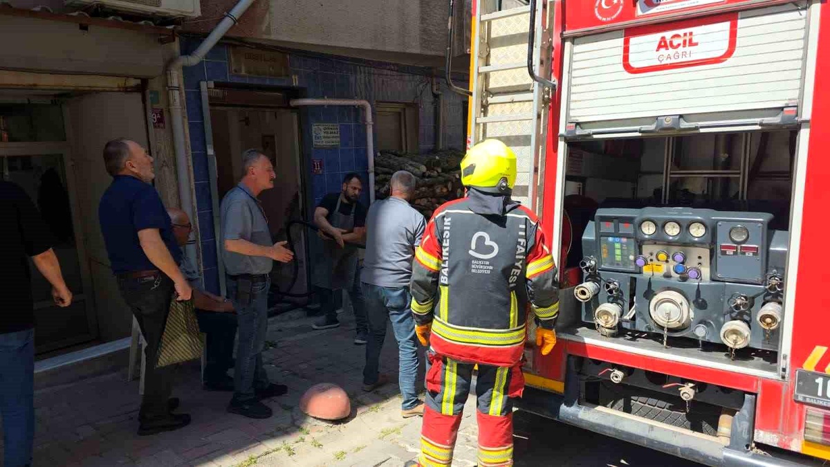 Bandırma\'da davlumbazdan çıkan yangın mahalleyi ayağa kaldırdı