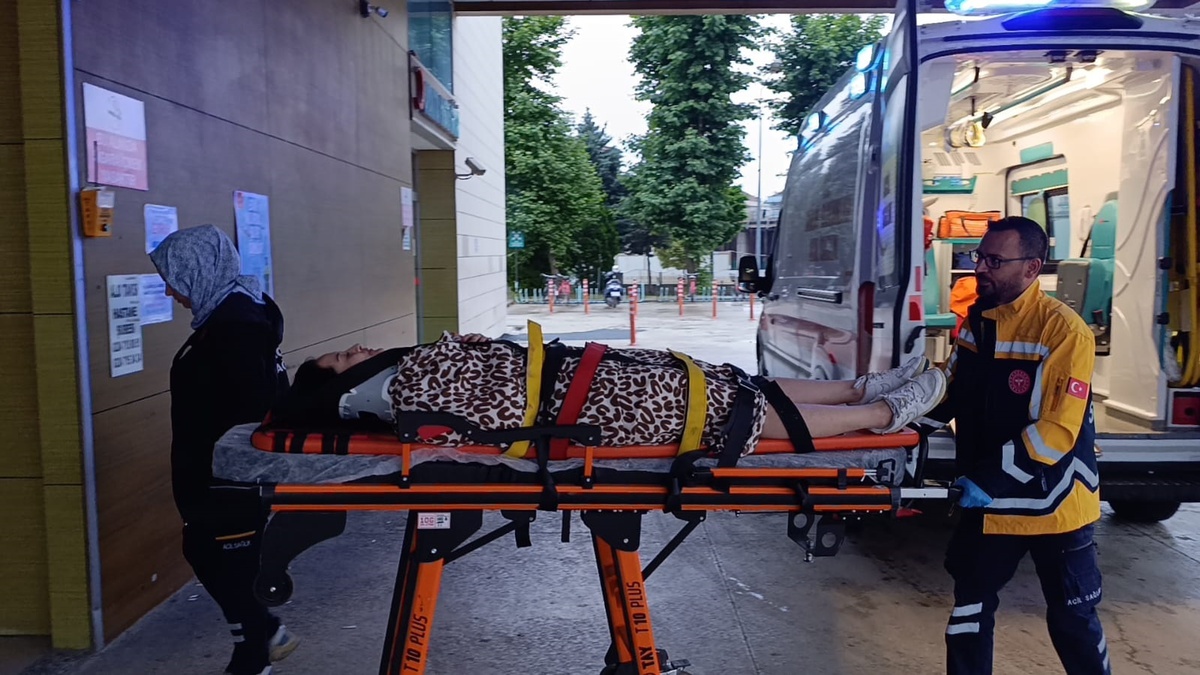 İnegöl\'de Otomobil Bariyerlere Çarptı: 4 Yaralı