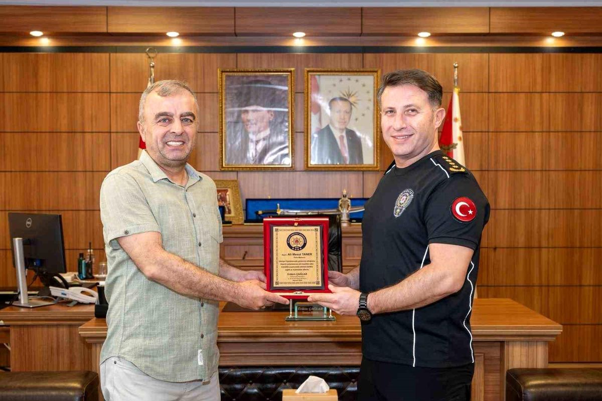 Emekli Polis Memuru\'na Plaket