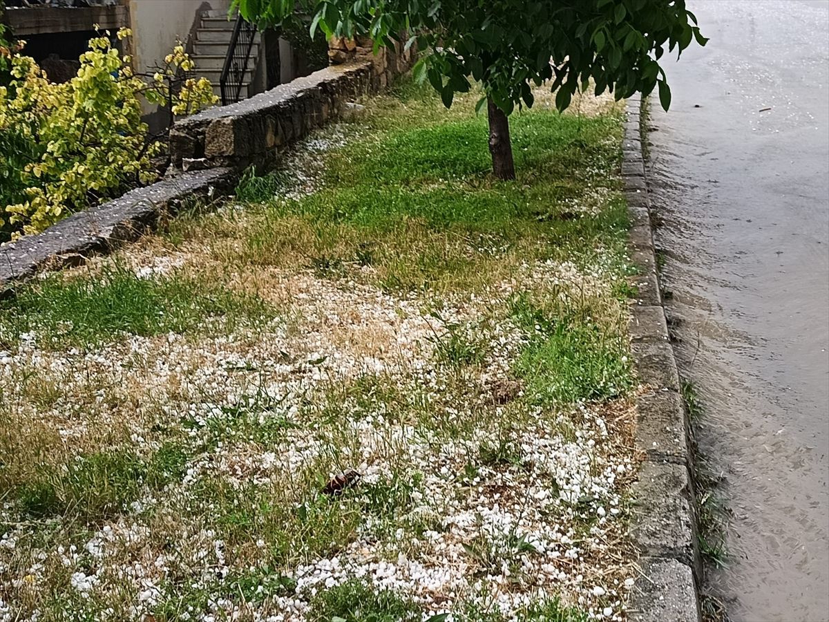 Bolvadin\'de Sağanak ve Dolu Zarara Yol Açtı