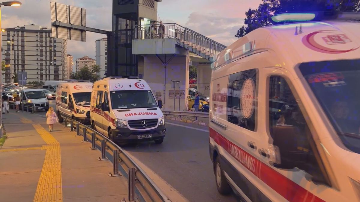 Metro Raydan Çıktı: Yolcular Tahliye Edildi
