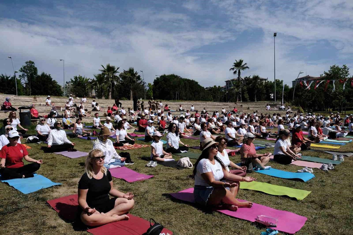 Büyükçekmece\'de Kadınlar Yoga ile Bir Araya Geldi
