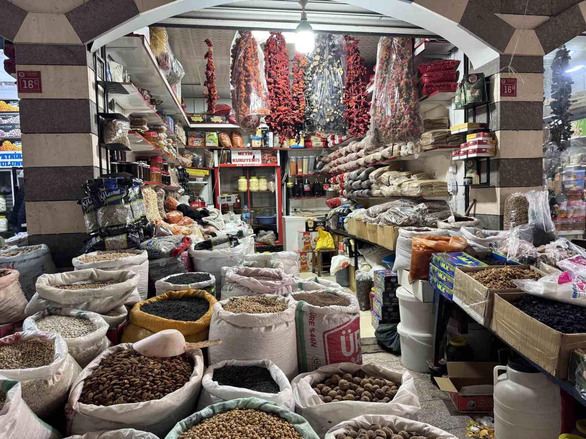 Çermik Kuruyemiş Pazarı\'na Yoğun İlgi