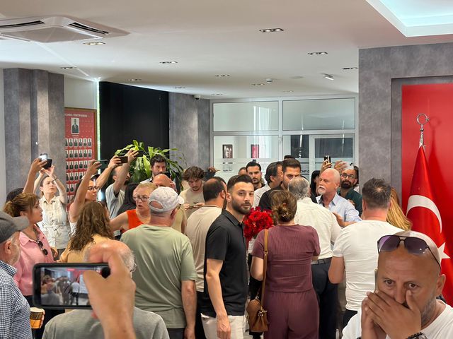 CHP'nin kalesi İzmir'de tansiyon çok yüksek! İki grup birbirine girdi