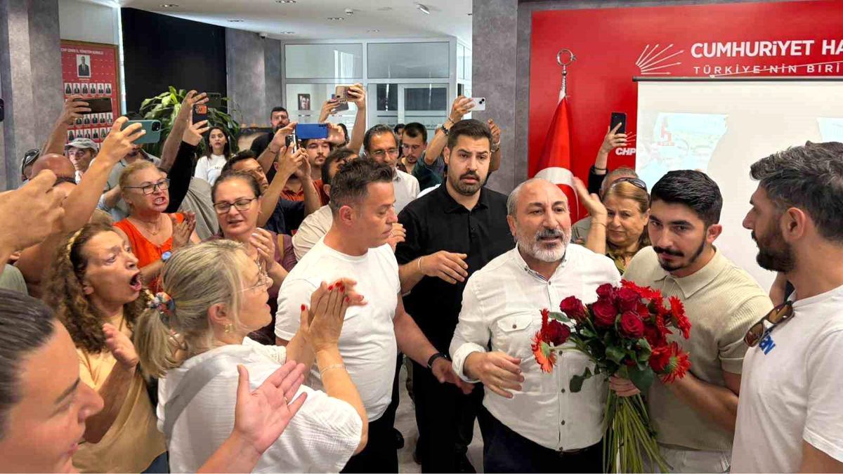 CHP İzmir İl Başkanlığı\'nda \'Karanfil\' gerginliği