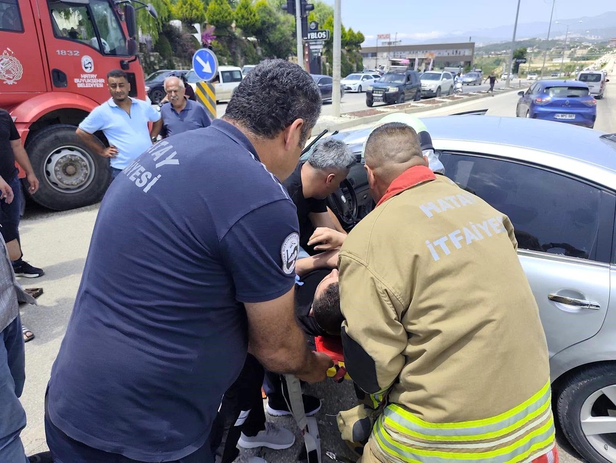 Hatay\'da Kaza: Yaralı Sürücü Hastaneye Kaldırıldı