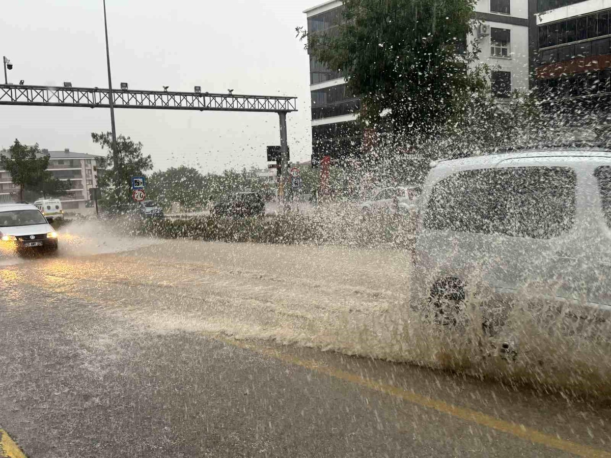 Denizli\'de şiddetli yağış trafiği felç etti