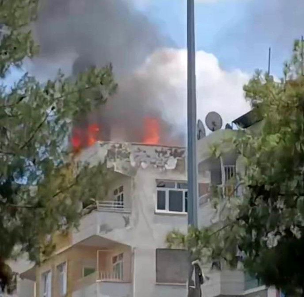 Diyarbakır\'da Apartman Yangını Paniğe Neden Oldu