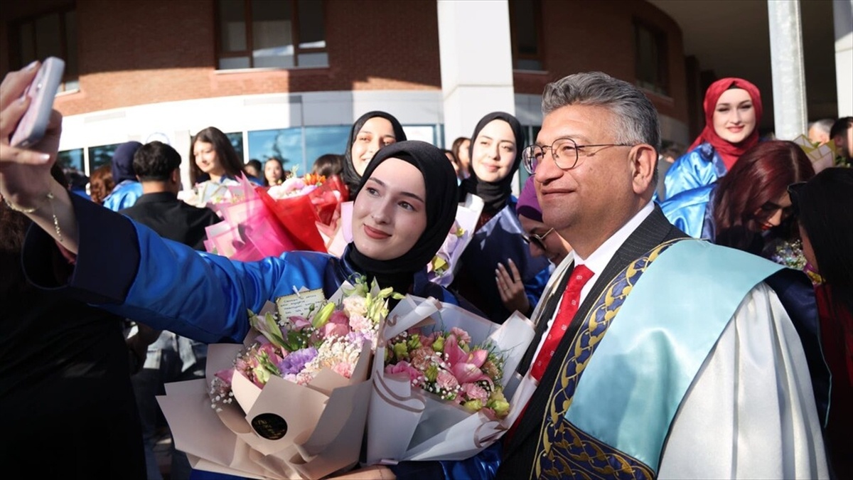 DPÜ Tavşanlı MYO\'da mezuniyet coşkusu
