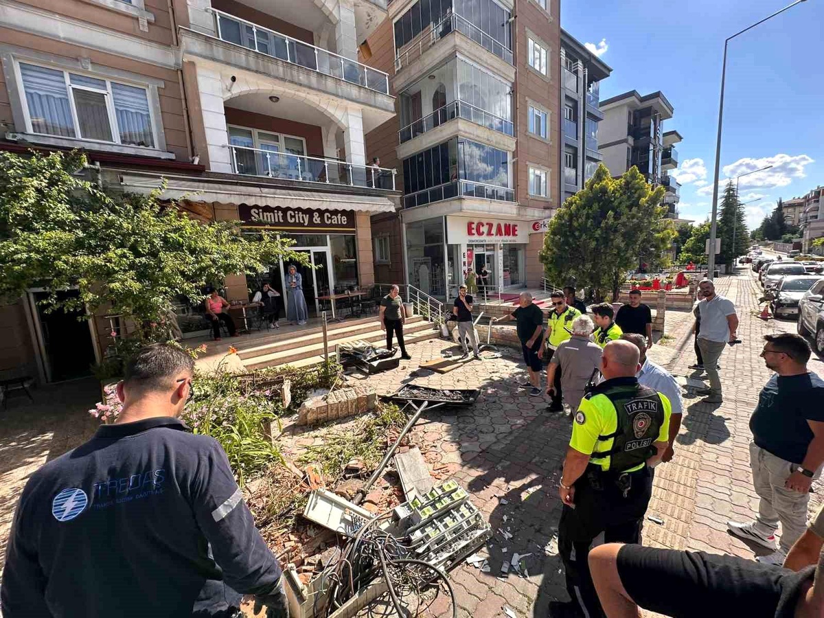 Edirne\'de Freni Boşalan Kamyon Kaza Yaptı