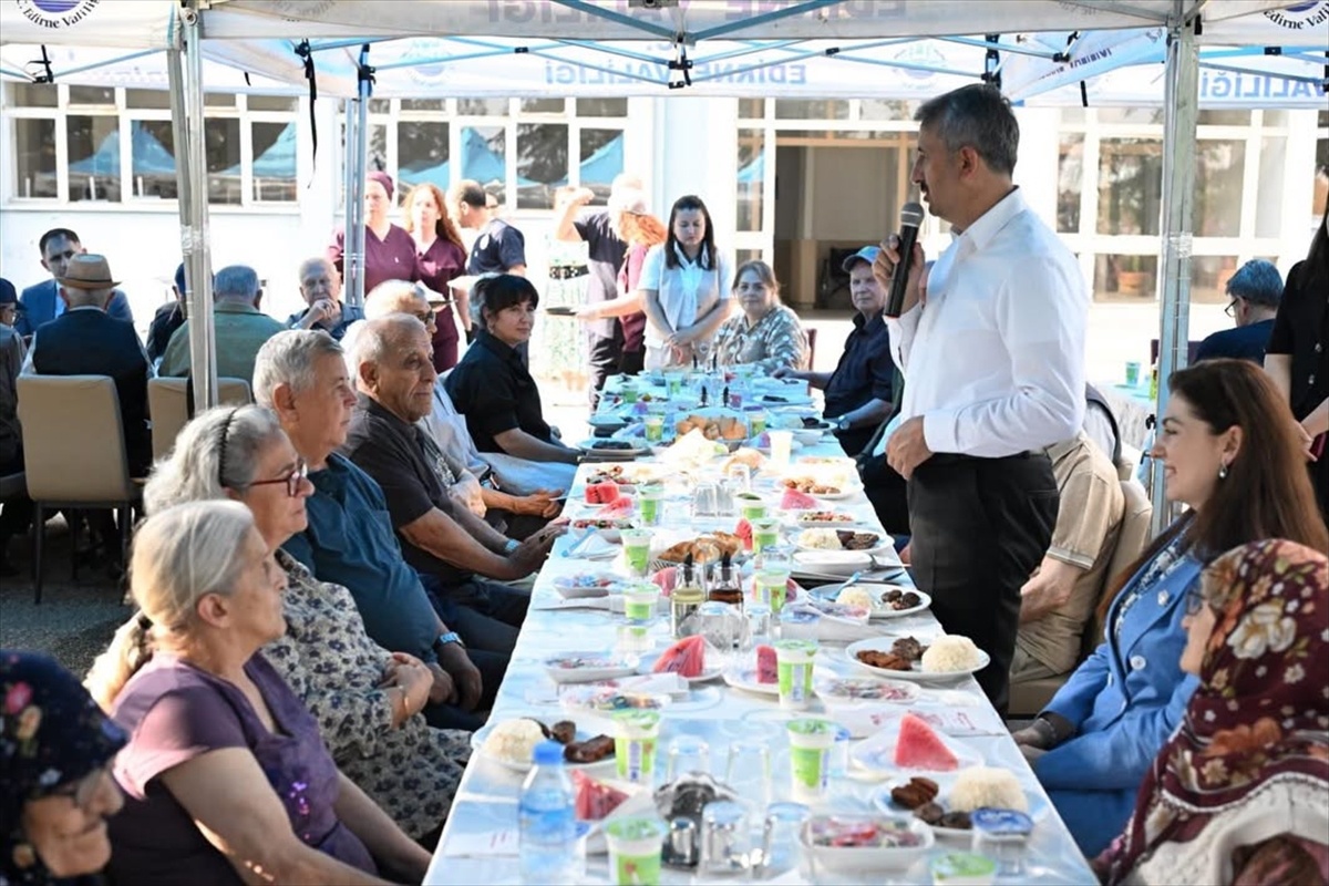 Vali Sezer, Yaşlıları Huzurevinde Ziyaret Etti
