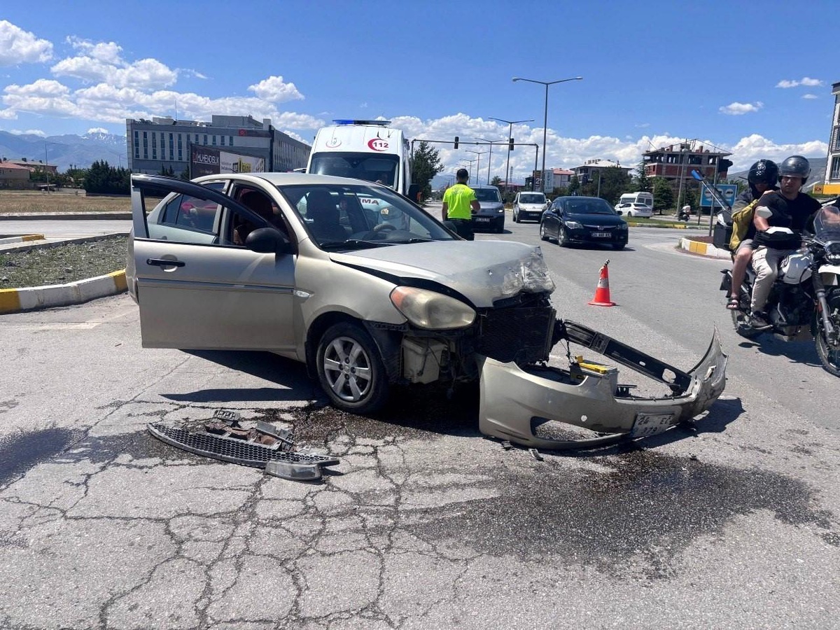 Erzincan\'da iki araç çarpıştı: Can kaybı yok, maddi hasar var