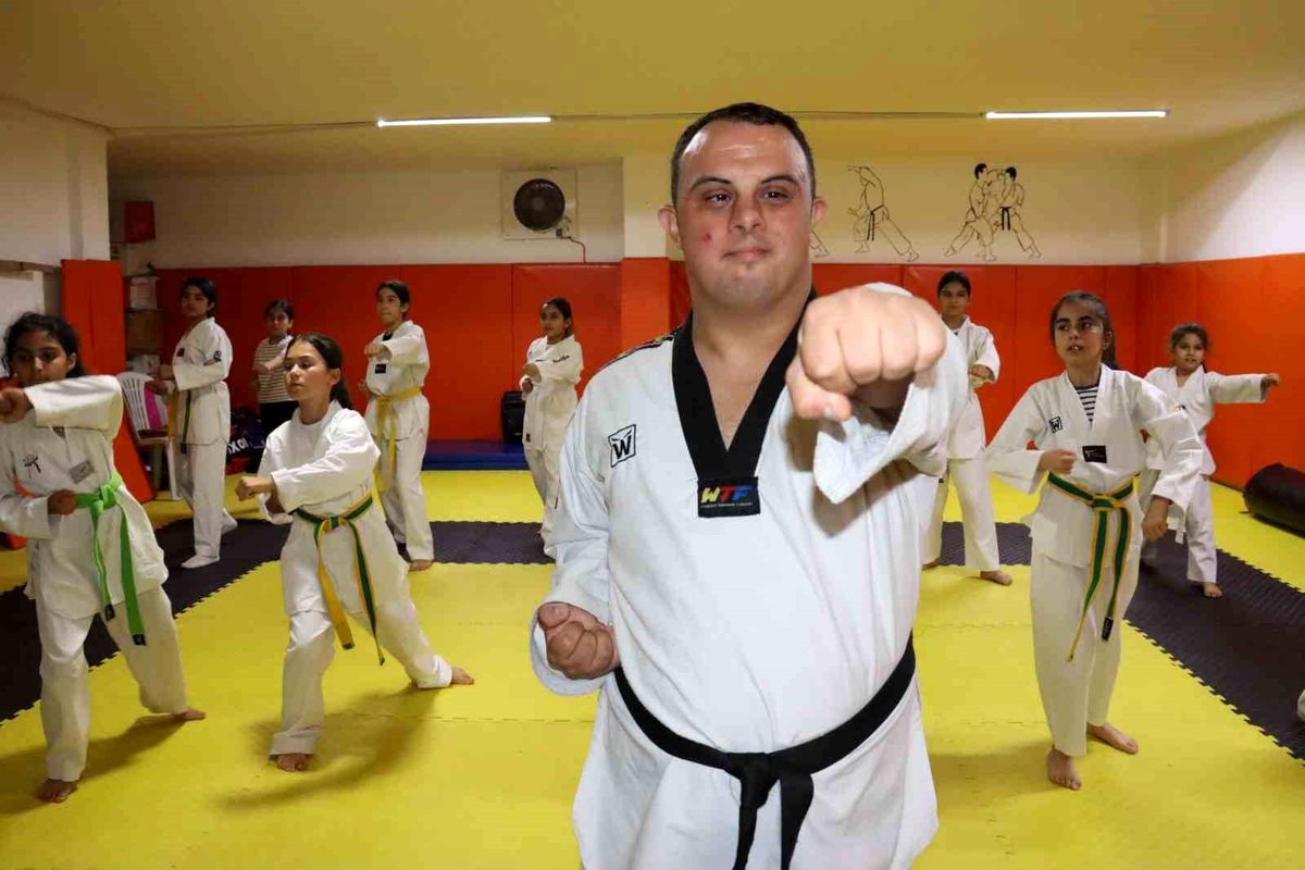 Down sendromlu İbrahim Halil karate ve resimle hayata tutundu