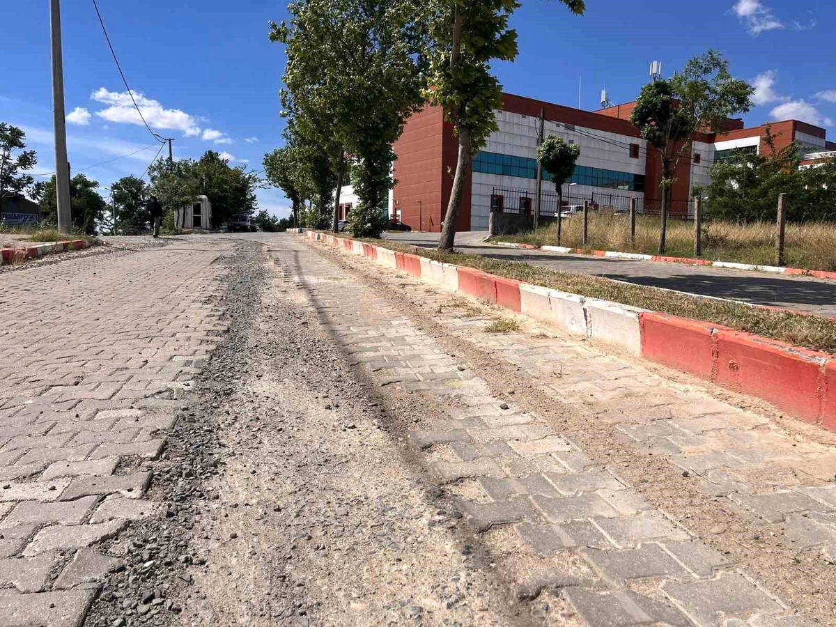 Hayrabolu\'da bakımsız hastane yolu vatandaşları mağdur ediyor