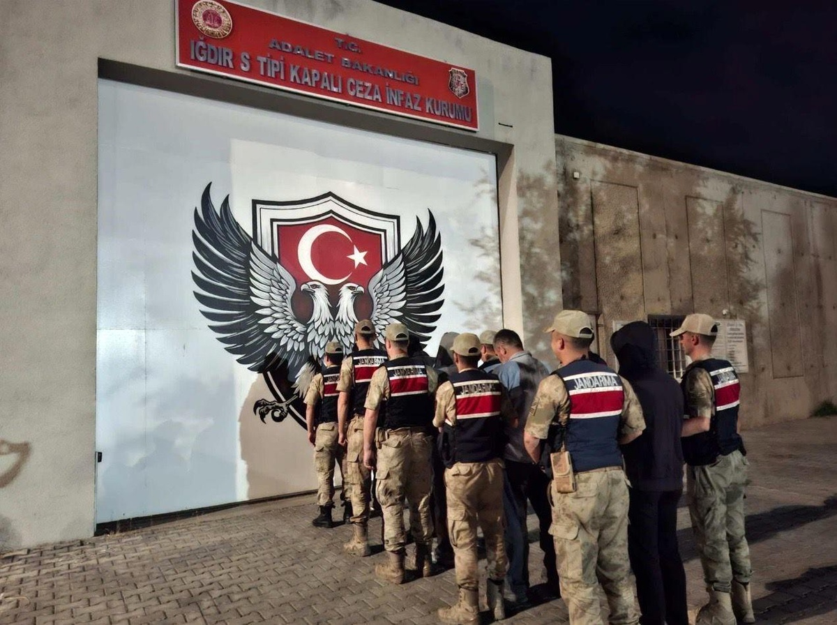 Iğdır\'da 11 Düzensiz Göçmen ve 5 Organizör Yakalandı