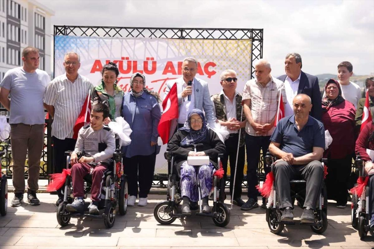 İhtiyaç Sahiplerine Tekerlekli Sandalyeler