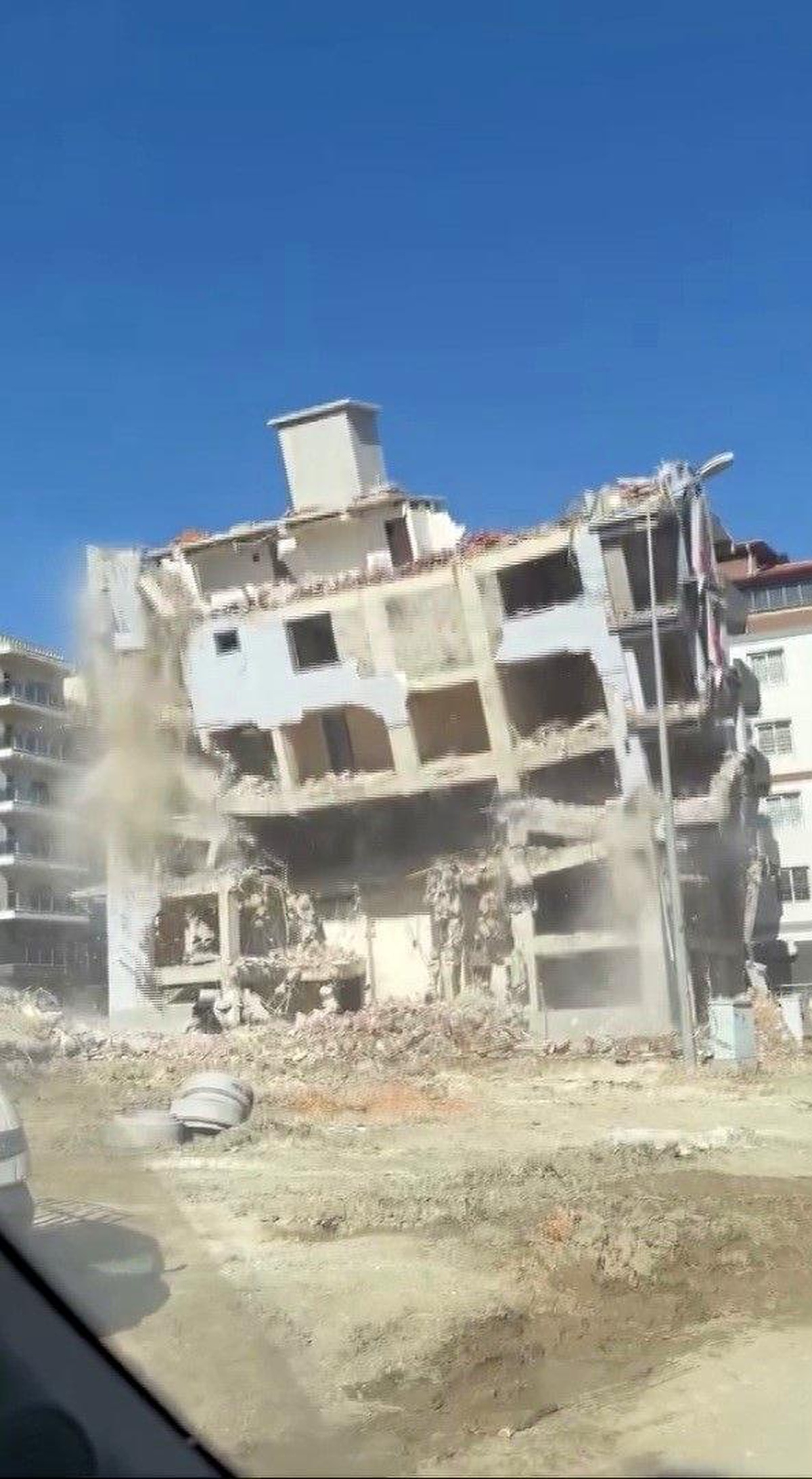 Hatay\'da Ağır Hasarlı Bina Yıkıldı