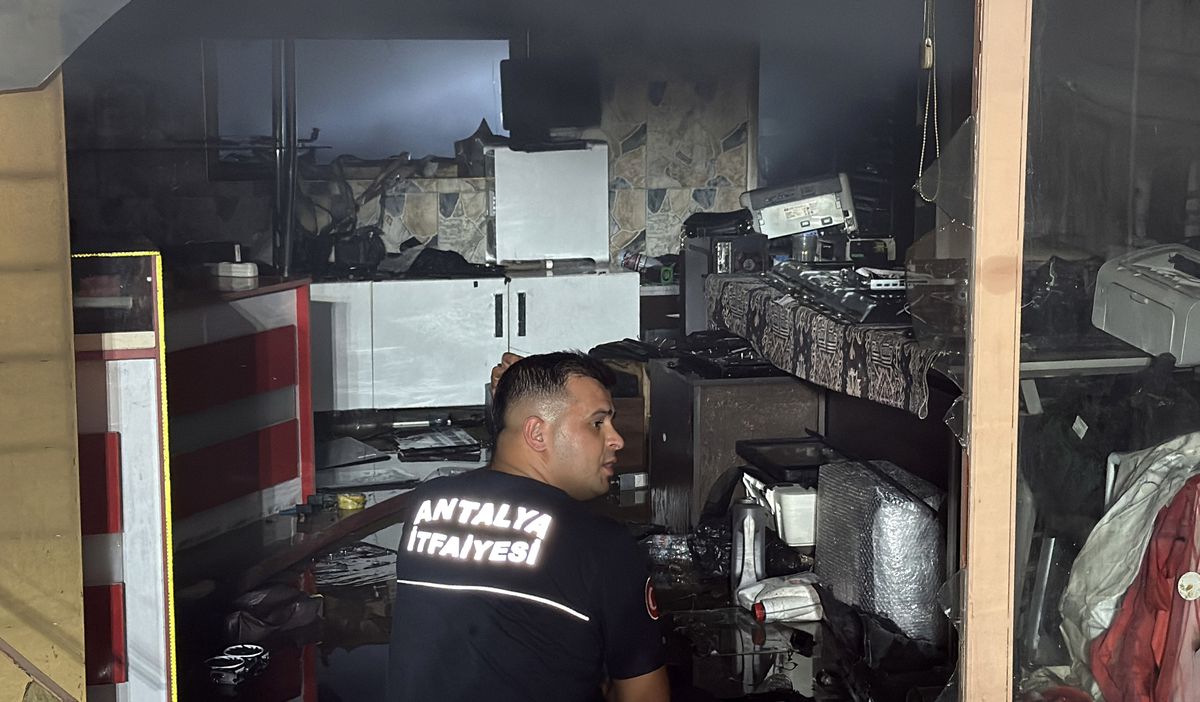 Antalya\'da Bilgisayar Dükkanında Yangın