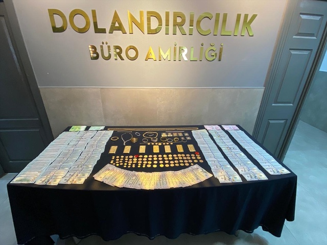 <a class='keyword-sd' href='/dolandirici/' title='Dolandırıcı'>Dolandırıcı</a>, Milletvekilinden Altın ve Para Aldı