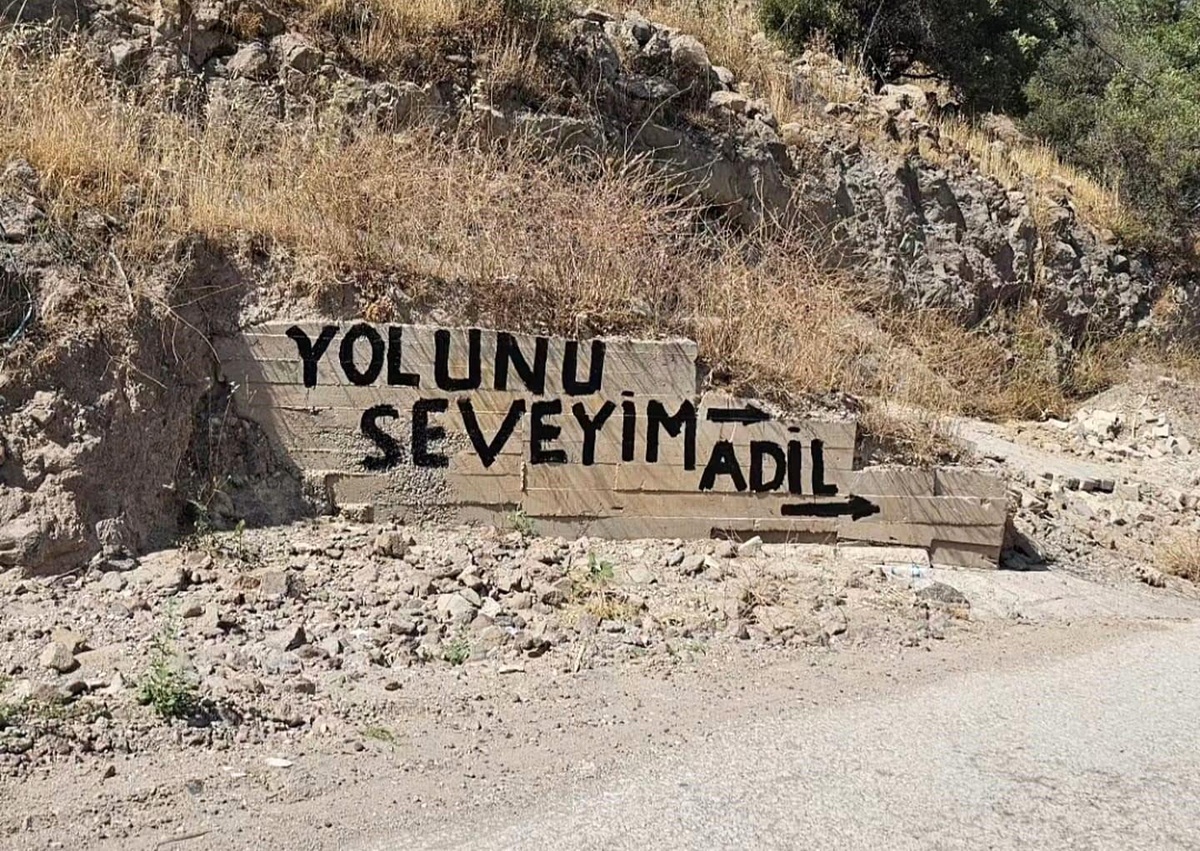 İzmir\'de bozuk yol isyan ettirdi, vatandaş çileyi duvarlara yazdı
