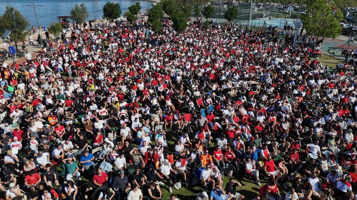 İzmir\'de Dev Ekranda Milli Heyecan