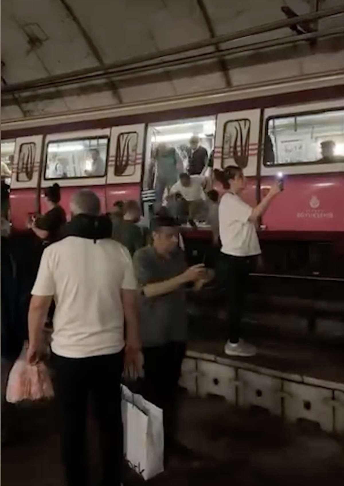 Metro Raydan Çıktı: Yolcular Tünelde Yürüdü