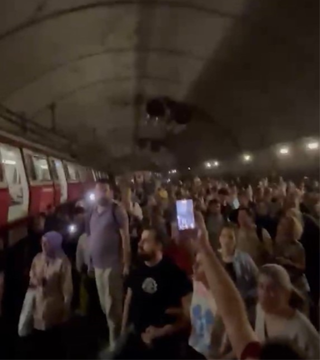 Metro Seferi Raydan Çıktı