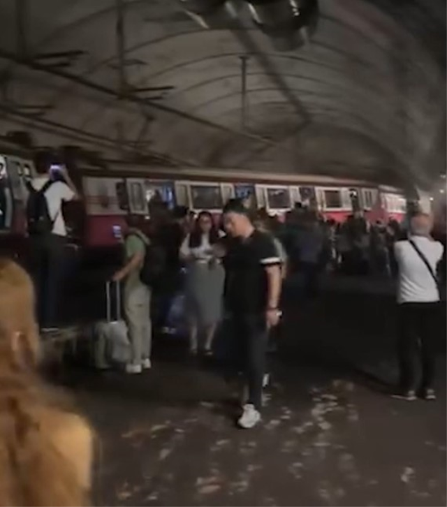 Metro Seferi Raydan Çıktı
