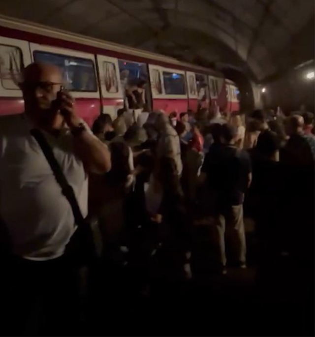 Metro Seferi Raydan Çıktı