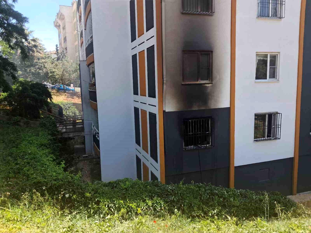 Kilis\'te Evde Yangın, 4 Kişi Hastaneye Kaldırıldı