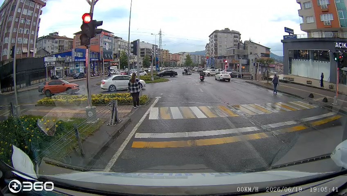 Ereğli\'de kırmızı ışık ihlali: Motosiklet otomobile çarptı, 2 yaralı