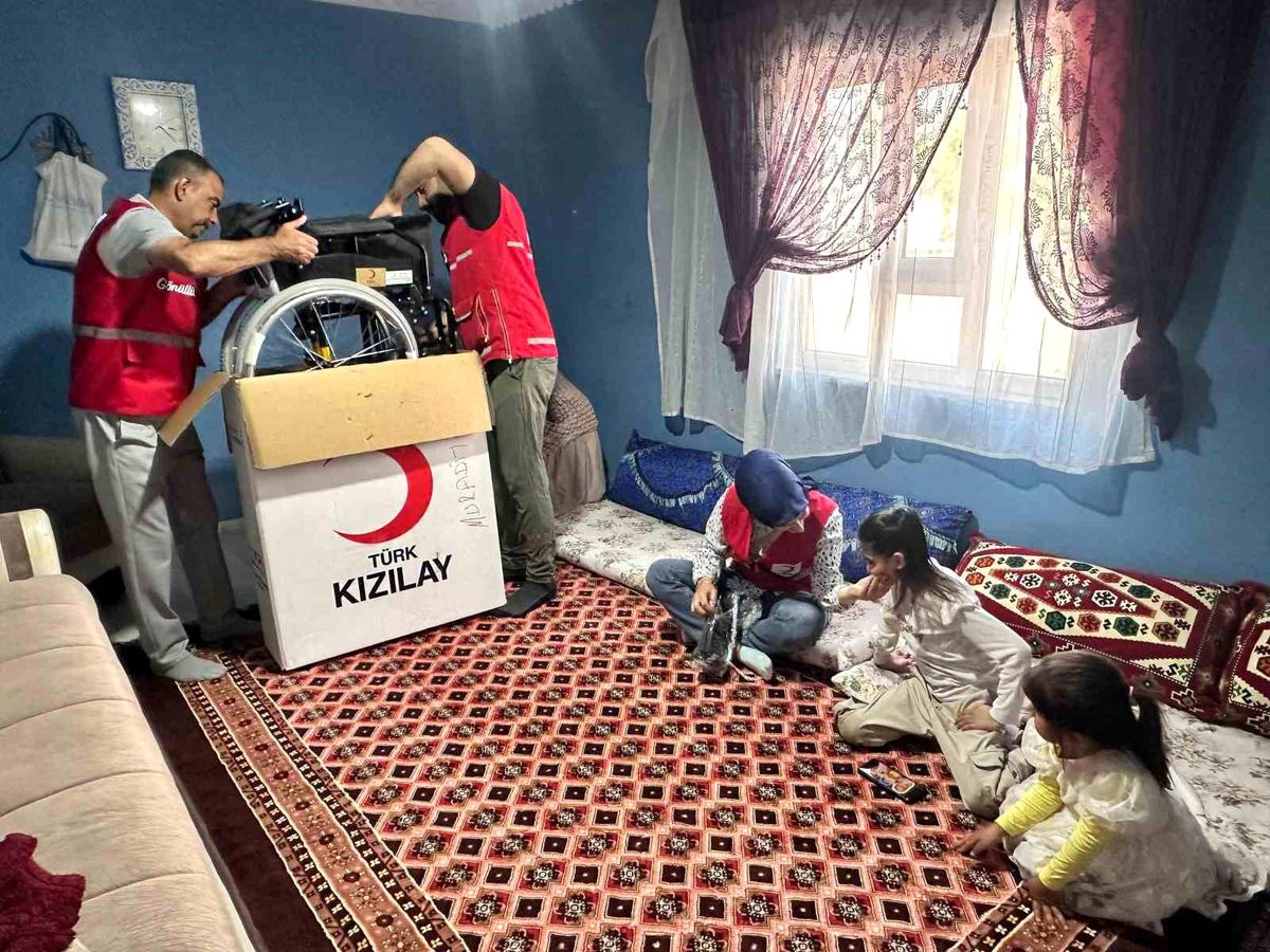 Kızılay, İki Bireye Tekerlekli Sandalye Desteği Sağladı