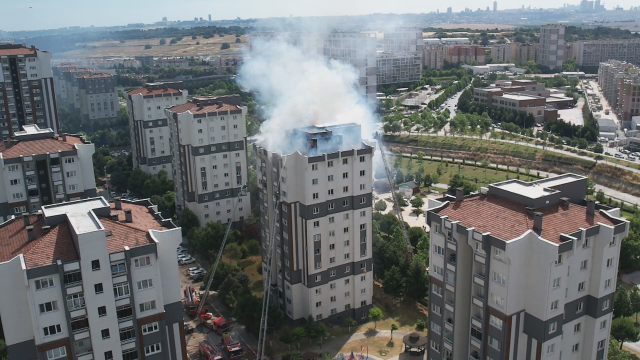 Küçükçekmece'de sitedeki binanın çatısında çıkan yangın nedeniyle 12 kişi hastaneye kaldırıldı