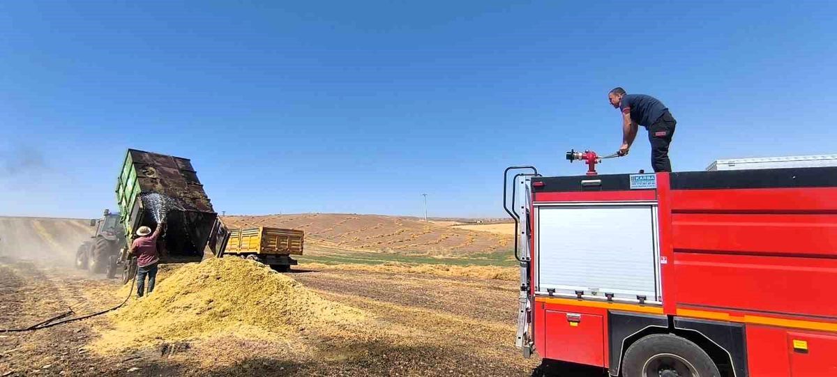 Siirt\'te Yangın: Saman Yüklü Römork Kül Oldu