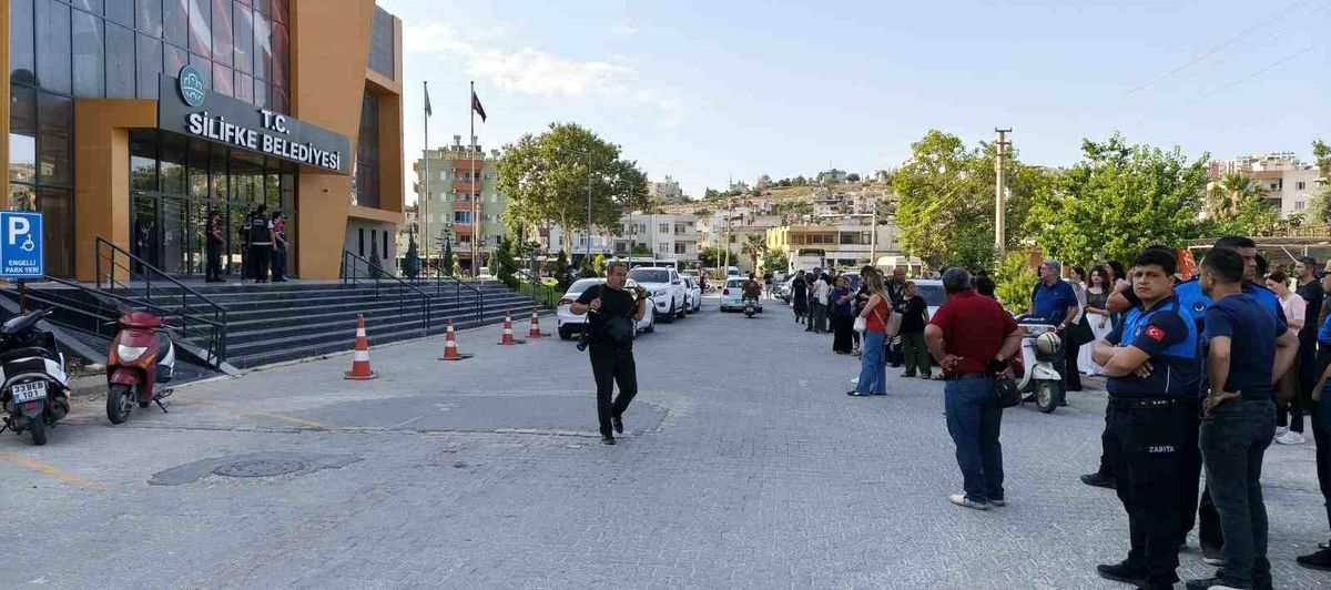 Mersin\'in Silifke Belediyesi\'ne operasyon: Başkan dahil çok sayıda isme gözaltı