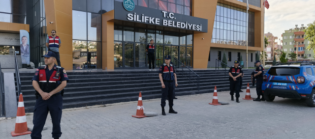 Mersin'de Silifke Belediyesi'ne operasyon! Belediye başkanı dahil çok sayıda gözaltı var