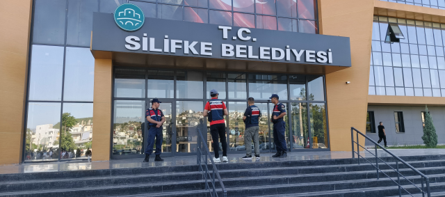 Mersin'de Silifke Belediyesi'ne operasyon! Belediye başkanı dahil çok sayıda gözaltı var