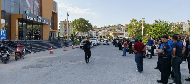 Mersin'de Silifke Belediyesi'ne operasyon! Belediye başkanı dahil çok sayıda gözaltı var