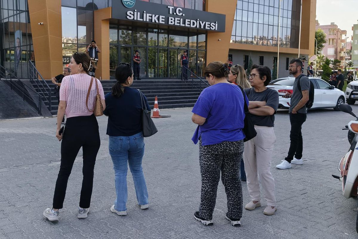 Mersin\'de Silifke Belediyesi\'ne operasyon! Belediye başkanı dahil çok sayıda gözaltı var