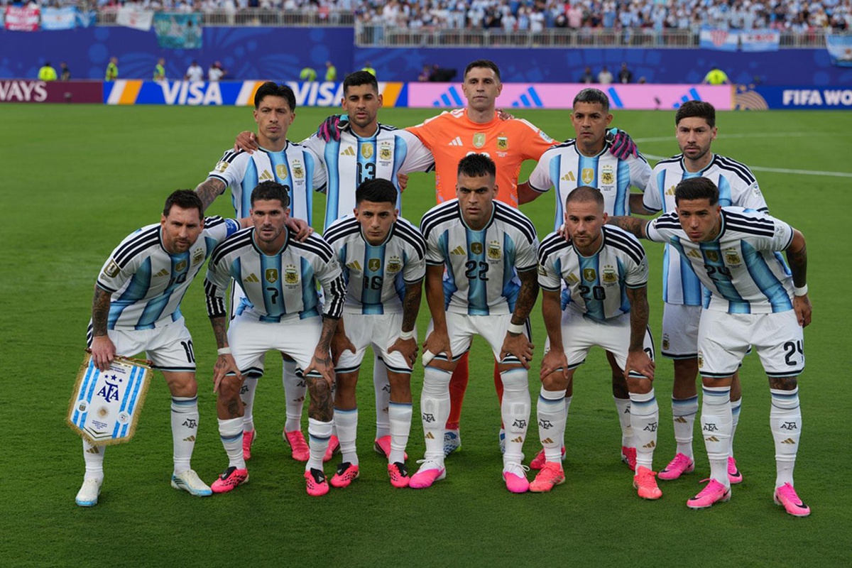 Messi\'nin sırrı ortaya çıktı! Takım arkadaşları onu böyle buluyormuş