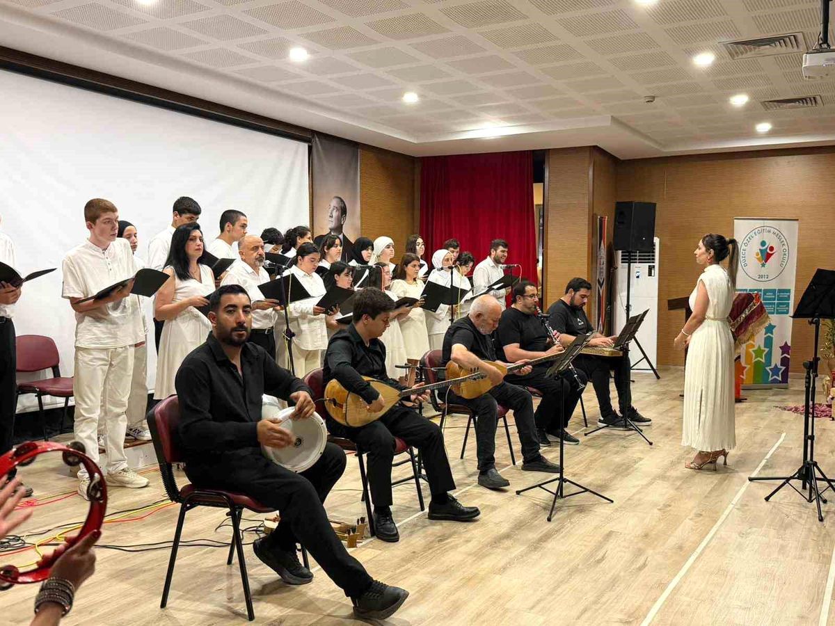 Düzce\'de Özel Renkler Sergisi ve Korosuyla Coşku