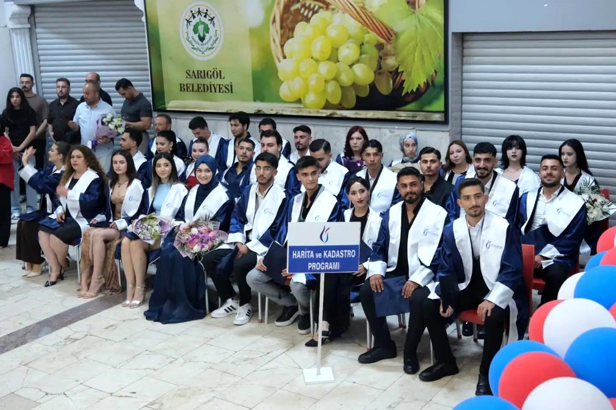 Sarıgöl MYO\'da mezuniyet sevinci